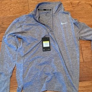 Nike Women’s Small 1/4 zip NWT